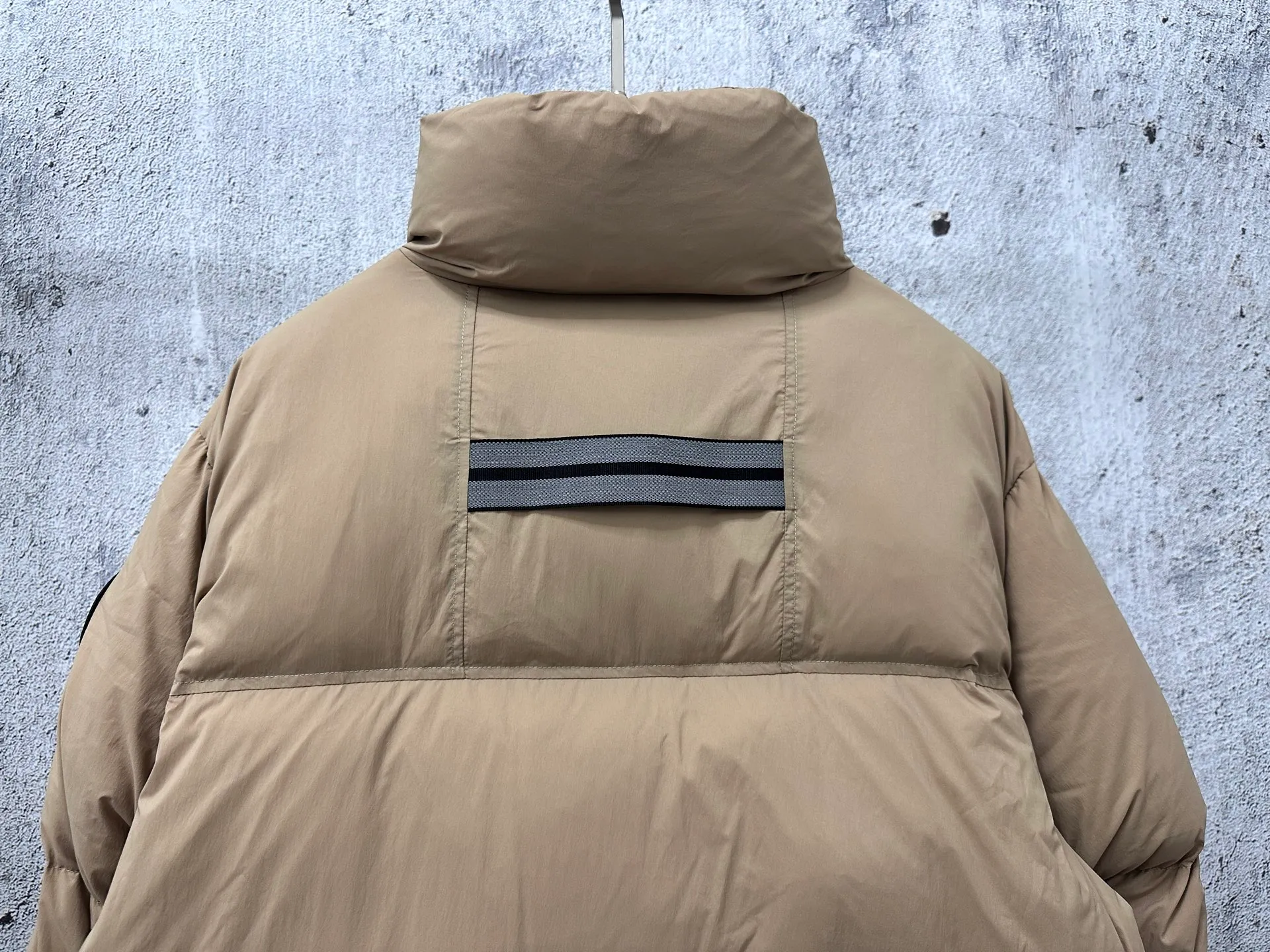 P840 【Canada gooes】Large Goose Sleeve Stand Collar Down Jacket Lawrence down jacket provides basic protection for daily adventures. Delicately soft fabric, this is a water-repellent fabric that is soft to the touch yet durable. Filled with extremely fluffy white duck down. This piece has a quilted body and structured down. Padded collar and reflective double-stripe grip tape. Extended hem and tucked-in inner rib-knit cuffs. Size: XS-2XL
